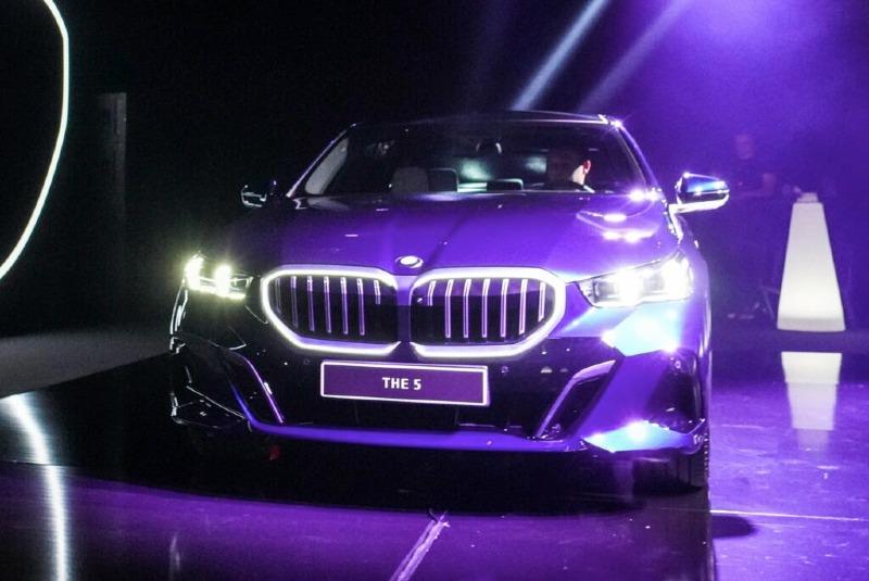 BMW-520d-G60-M-Sport-5er-Tansanitblau-2023-Nacht-Optik-Licht-Design-15-1024x684.jpg