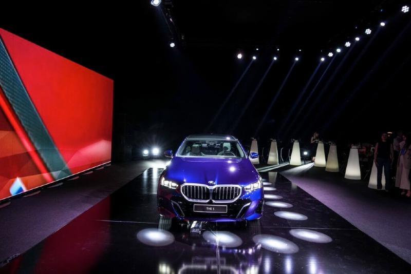 BMW-520d-G60-M-Sport-5er-Tansanitblau-2023-Nacht-Optik-Licht-Design-21-1024x683.jpg