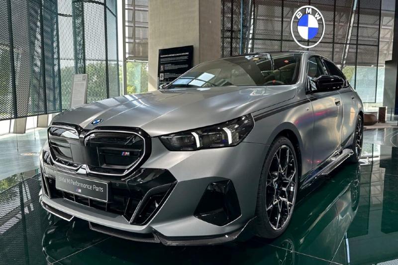 BMW-i5-M60-G60-Tuning-M-Performance-Parts-Frozen-Pure-Grey-03-1024x682.jpg