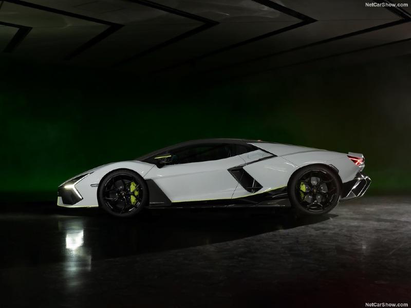 Lamborghini-Revuelto_Arena_Ad_Personam-2024-1024-03.jpg