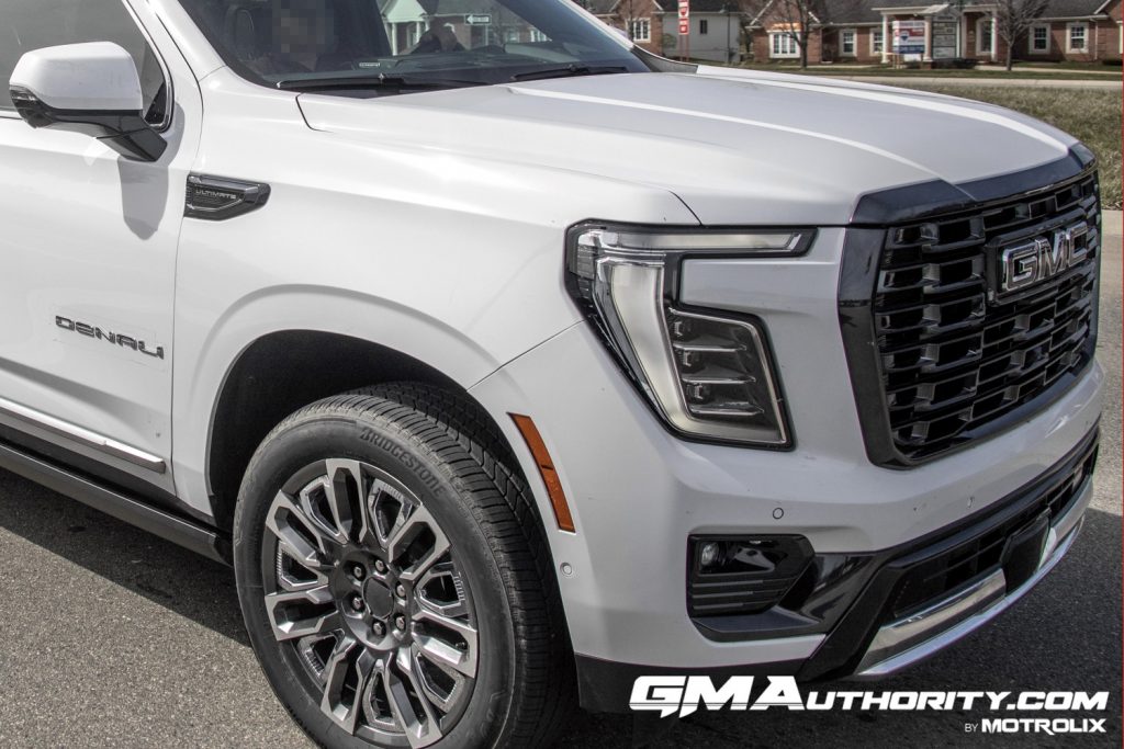 2025-GMC-Yukon-Denali-Ultimate-White-Frost-Tricoat-G1W-Prototype-Spy-Shots-Undisguised-April-2024-Exterior-001-front-three-quarters-headlight-grille-1024x683.jpg