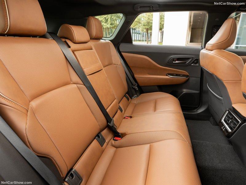 Toyota-Crown_Signia-2025-800-6a.jpg