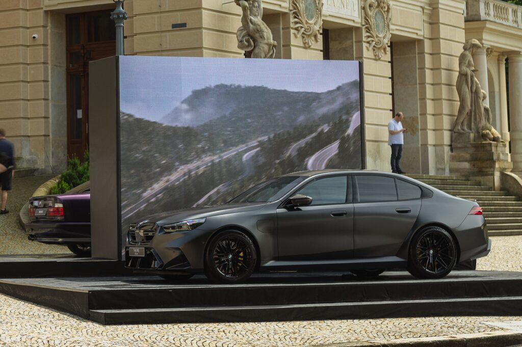 BMW-M5-G90-Frozen-Deep-Grey-Live-Prag-2024-03-1024x681.jpg