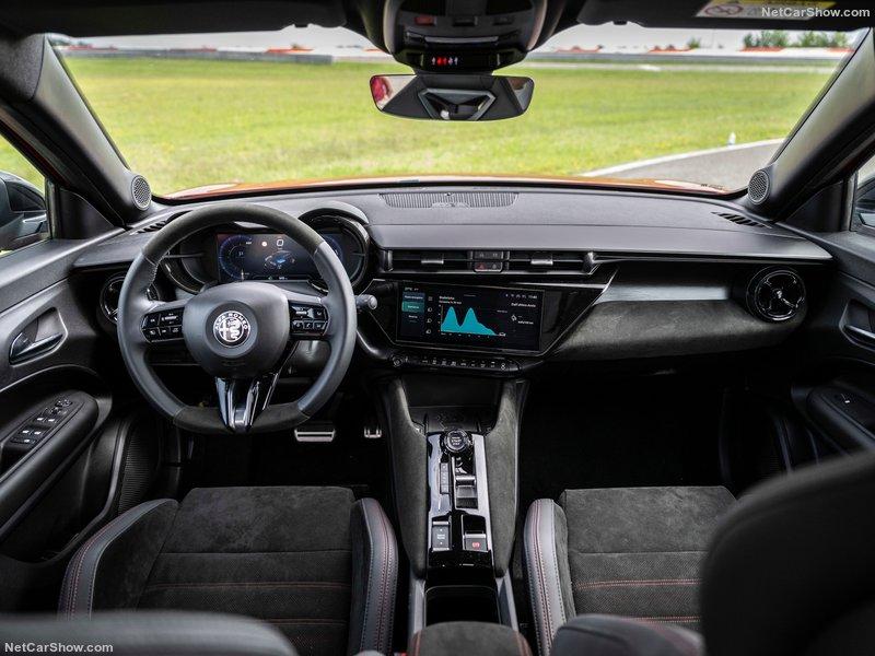 Alfa_Romeo-Junior-2025-800-5f.jpg