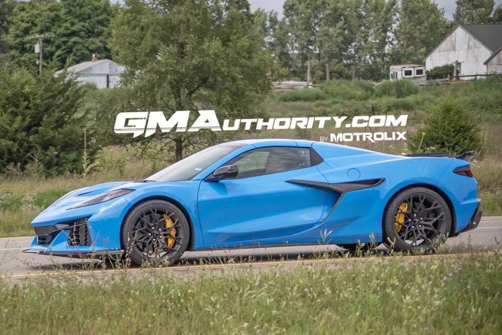 2025-Chevrolet-Corvette-C8-ZR1-Convertible-Rapid-Blue-GMO-Prototype-Spy-Shots-August-2024-Exterior-005-side-1024x683.jpg