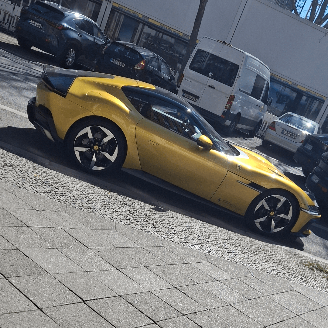 ferrari-12cilindri-in-golden-v0-dodslkor0vue1.png