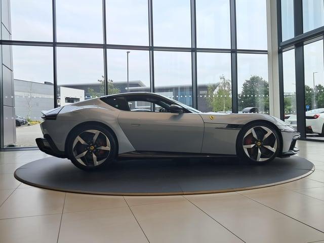 ferrari-12-cilindri-at-my-local-ferrari-dealer-v0-olxuoapyemjd1-1.jpg