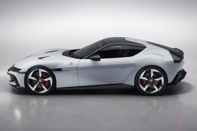 ferrari-12cilindri-bianco-artico-v12-4.jpg