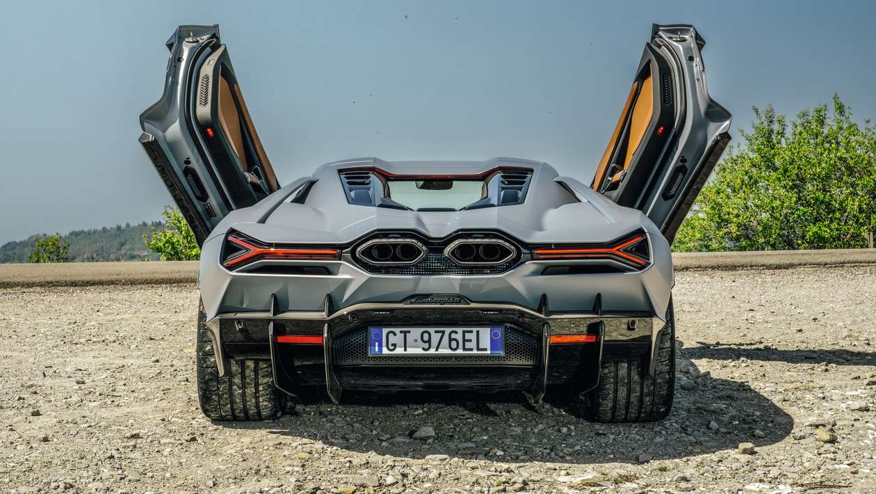 Lamborghini Revuelto great drives-16.jpg