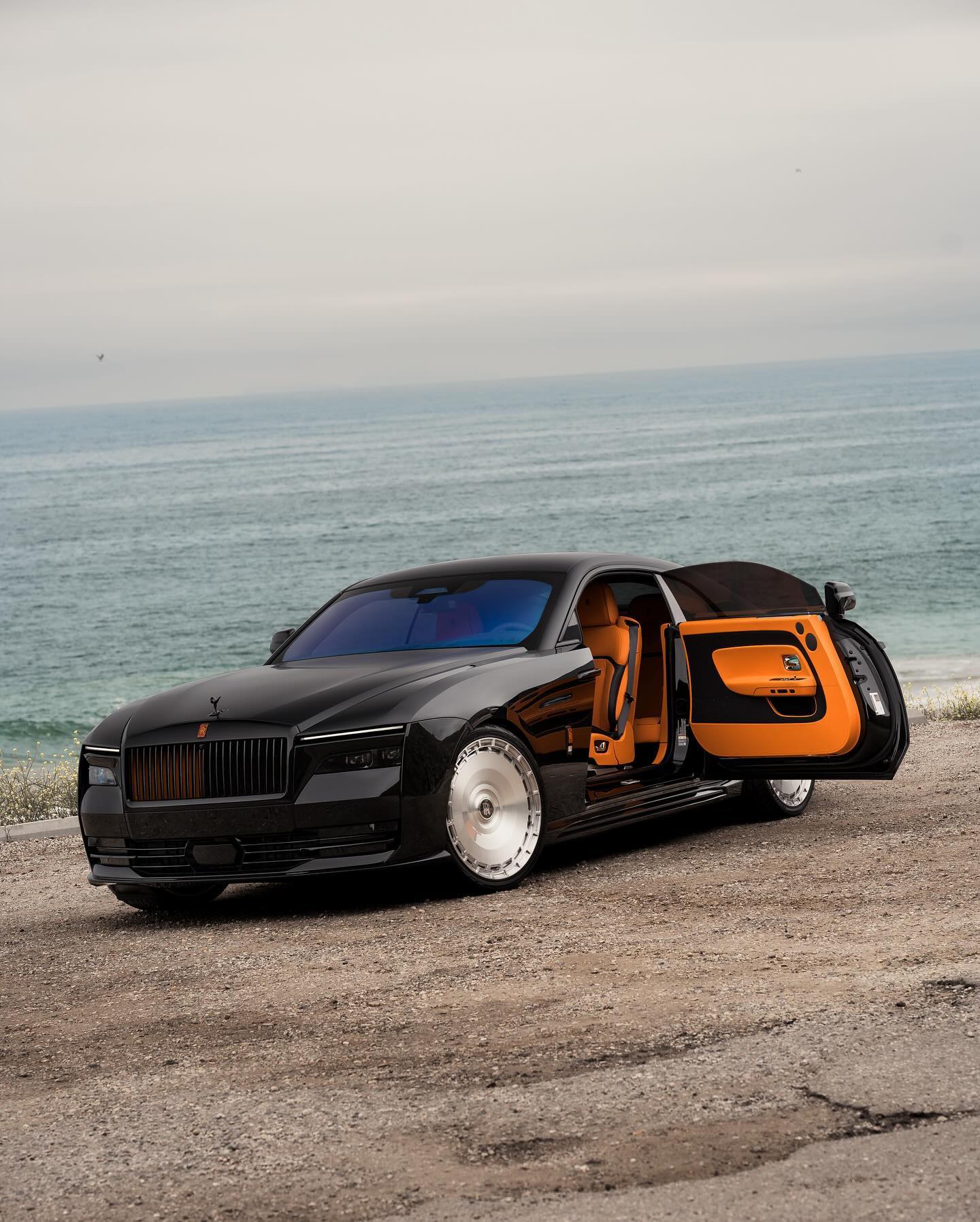 lowered-rolls-royce-spectre-feels-menacingly-elegant-on-24s-notice-the-orange-bits-233633_1.jpg