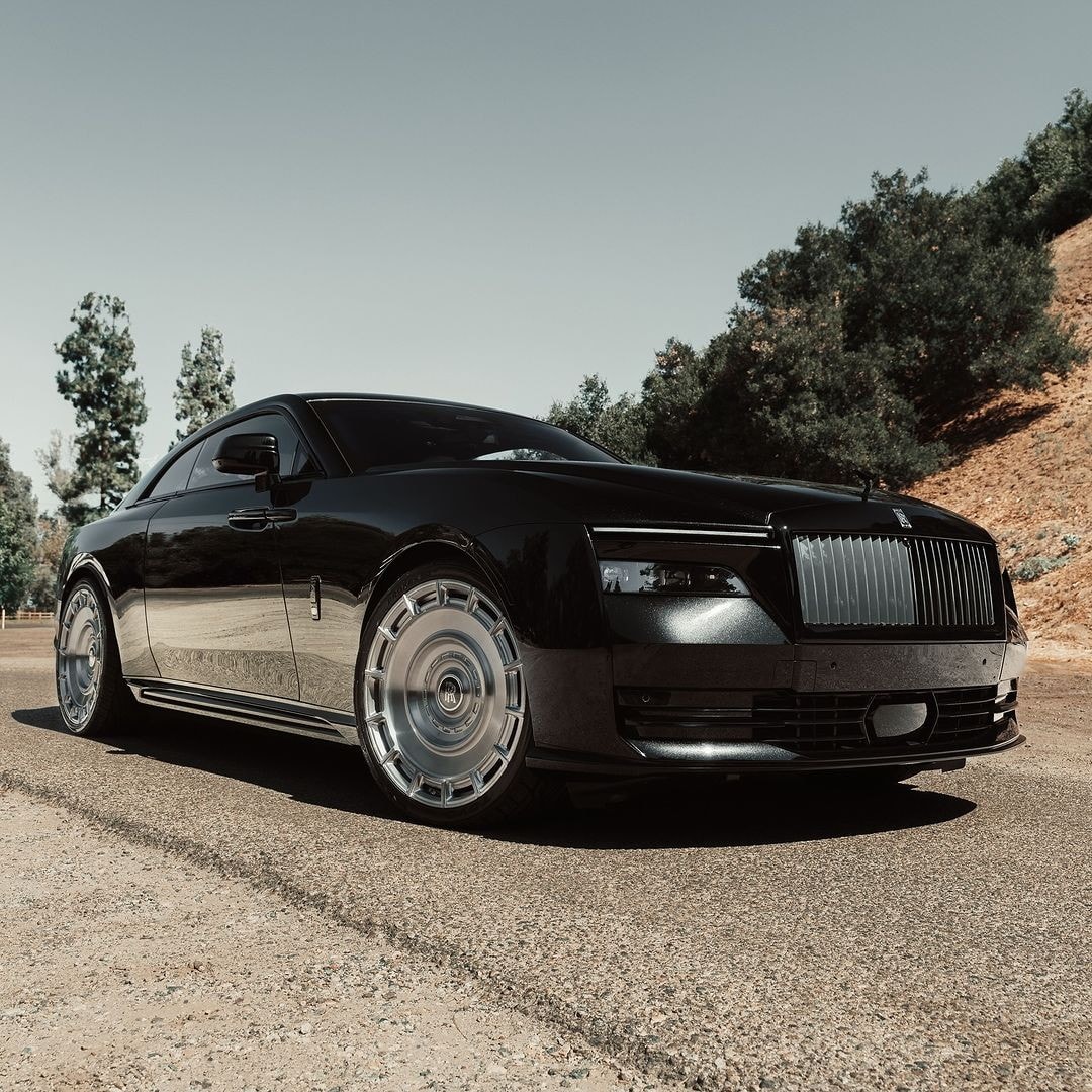 customized-rolls-royce-spectre-proves-less-is-more-in-the-tuning-game_5.jpg