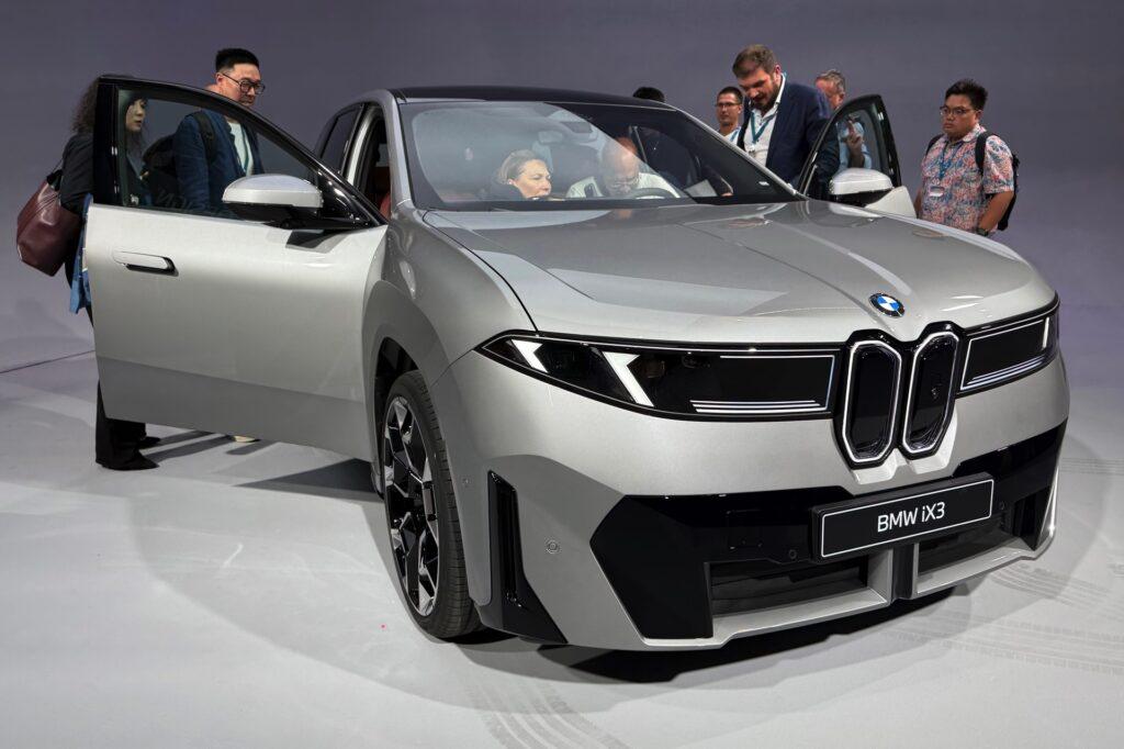 BMW-iX3-Space-Silver-Live-Fotos-NA5-Neue-Klasse-M-Sport-01-1024x682.jpg