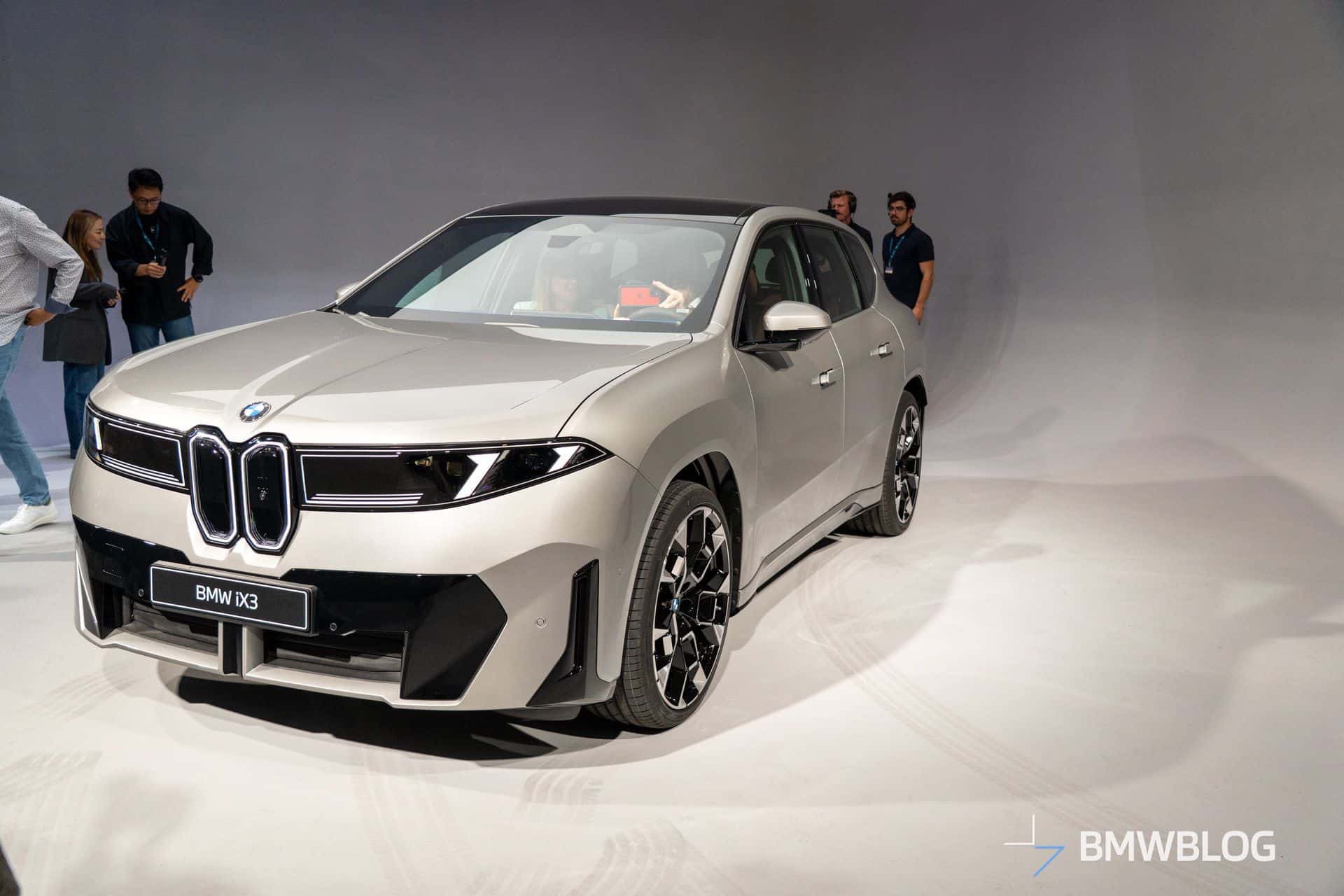 2026-bmw-ix3-space-silver-14.jpg