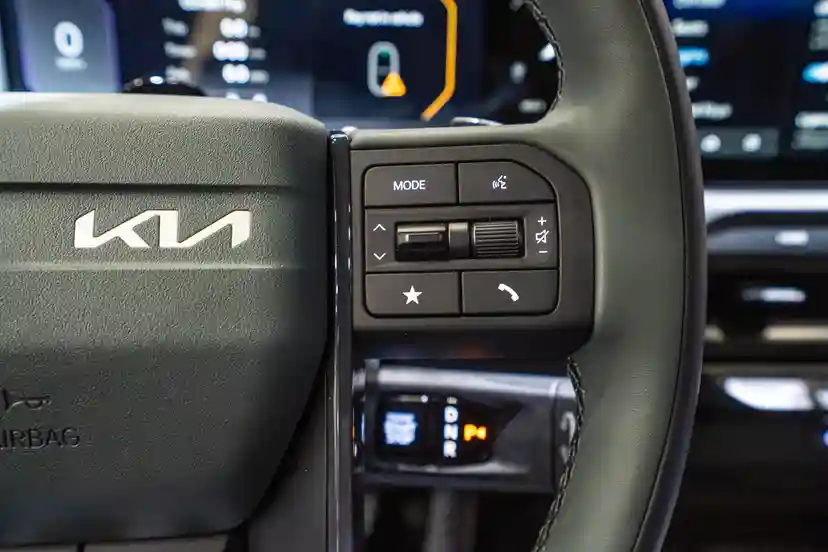 kia-telluride-2027-08-interior-steering-wheel-buttons.webp