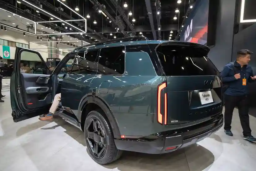kia-telluride-2027-11-exterior-rear-angle.webp