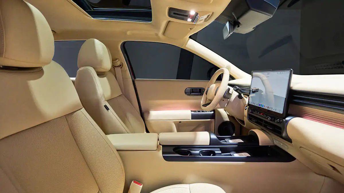 hyundai-new-avante-8th-gen-2026-busan-debut-5.webp