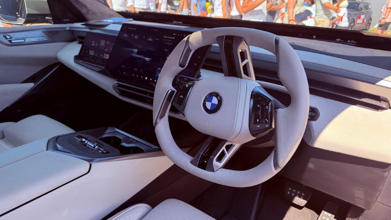2027-BMW-iX5-G65-Grey-Pine-M-Sport-Live-Goodwood-FoS-Interieur-03.jpg