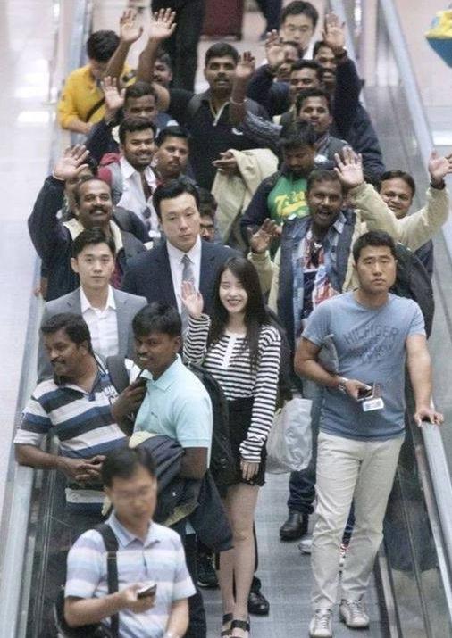 공항에서 따뜻한 환대에 감동한 외국인들.jpg