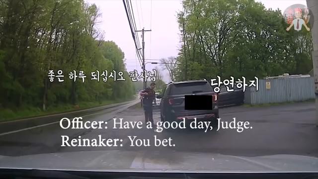 【『쇼킹TV』】 (한글번역자막) 교통위반건으로 부장판사를 멈춰 세운 경찰 (360p).mp4_20220712_232245.993.jpg
