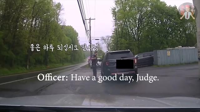 【『쇼킹TV』】 (한글번역자막) 교통위반건으로 부장판사를 멈춰 세운 경찰 (360p).mp4_20220712_232332.630.jpg