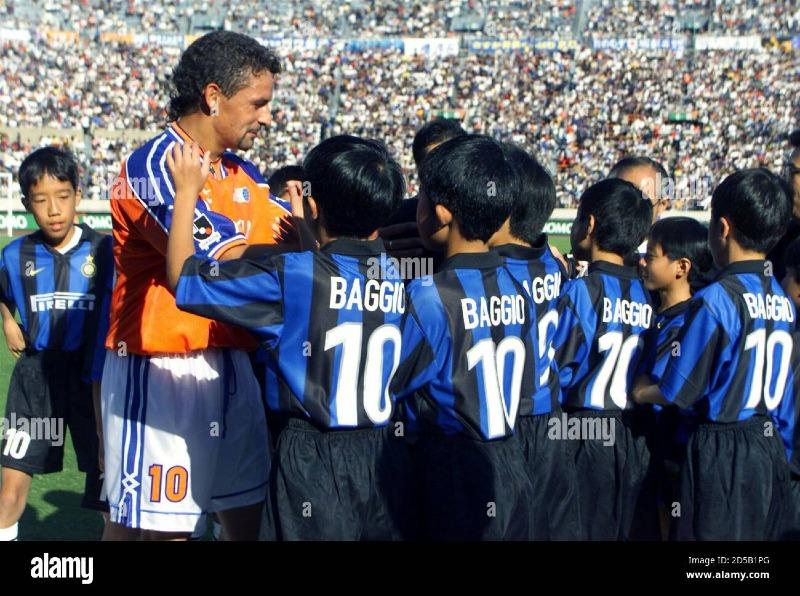 italys-soccer-star-roberto-baggio-of-inter-milan-is-surrounded-by-japanese-fans-during-half-time-in-the-jl...s-national-stadium-october-11-baggio-scored-two-goals-and-brought-a-3-1-victory-to-the-world-selection-squad-kmtan-2D5B1PG.jpg