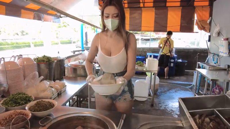 Which Meat Do You Like Beef or Pork Most Popular Beef & Pork Soup Served By This Beautiful Lady.mp4_000040.809.png