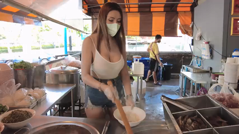 Which Meat Do You Like Beef or Pork Most Popular Beef & Pork Soup Served By This Beautiful Lady.mp4_001443.366.png