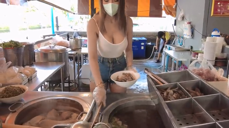 Which Meat Do You Like Beef or Pork Most Popular Beef & Pork Soup Served By This Beautiful Lady.mp4_001511.593.png