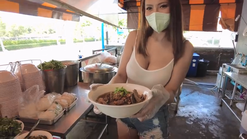 Which Meat Do You Like Beef or Pork Most Popular Beef & Pork Soup Served By This Beautiful Lady.mp4_001616.714.png