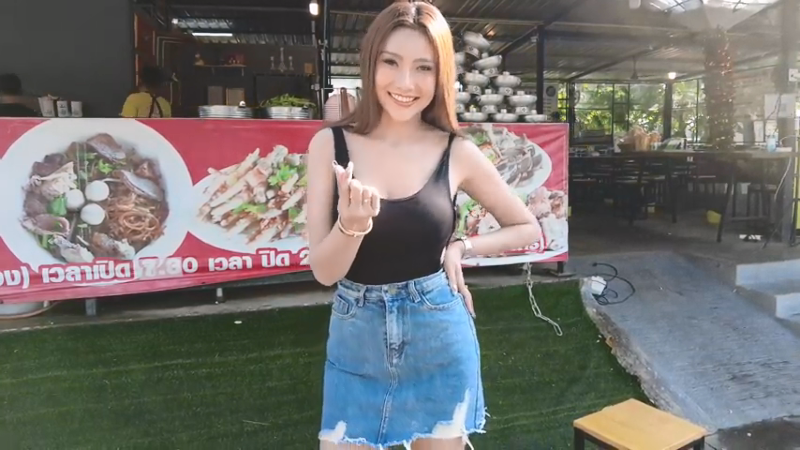 Which Meat Do You Like Beef or Pork Most Popular Beef & Pork Soup Served By This Beautiful Lady.mp4_000003.498.png