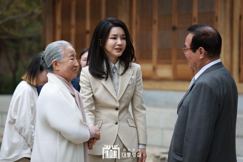 김건희 VS 일반인 머리 크기.jpg | 보배드림 정치게시판