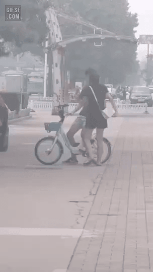 자전거 타는 커플.gif