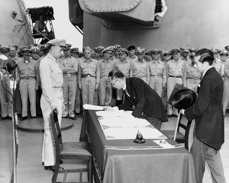 Mamoru_Shigemitsu_signs_the_Instrument_of_Surrender,_officially_ending_the_Second_World_War.jpg