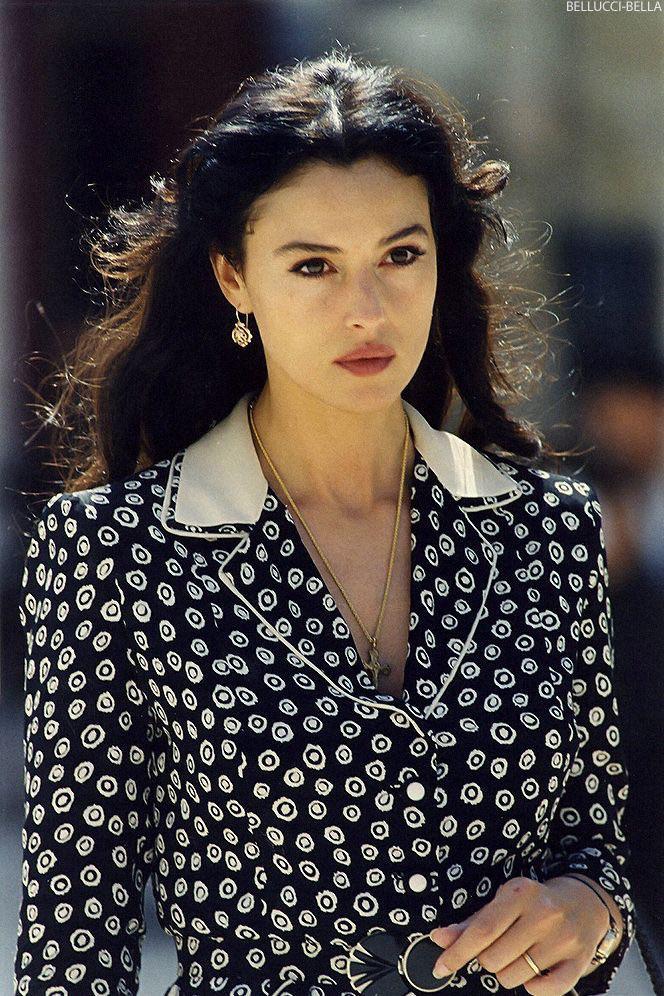 what-made-monica-bellucci-so-much-more-beautiful-in-her-30s-v0-c6hpmujtrpjb1.jpg