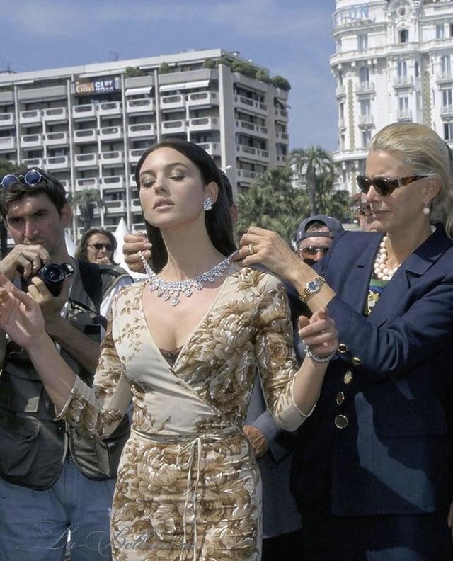 monica-bellucci-and-kendall-jenner-in-dolce-gabbana-v0-ybq34sychqcb1.jpg