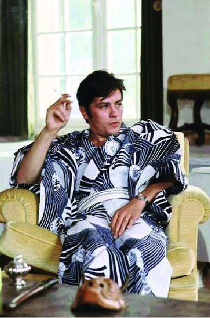 Alain-Delon-in-a-kimono-on-the-set-of-Diaboliquement-votre-1967-dir-Julien-Duvivier.png