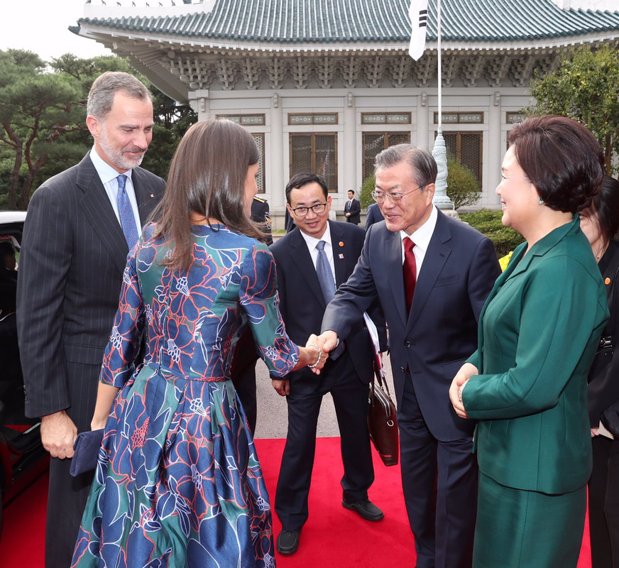 president-moon-jae-in-and-first-lady-kim-jung-sook-officially-welcome-king-and-queen-of-spain-2019-1_orig.jpg