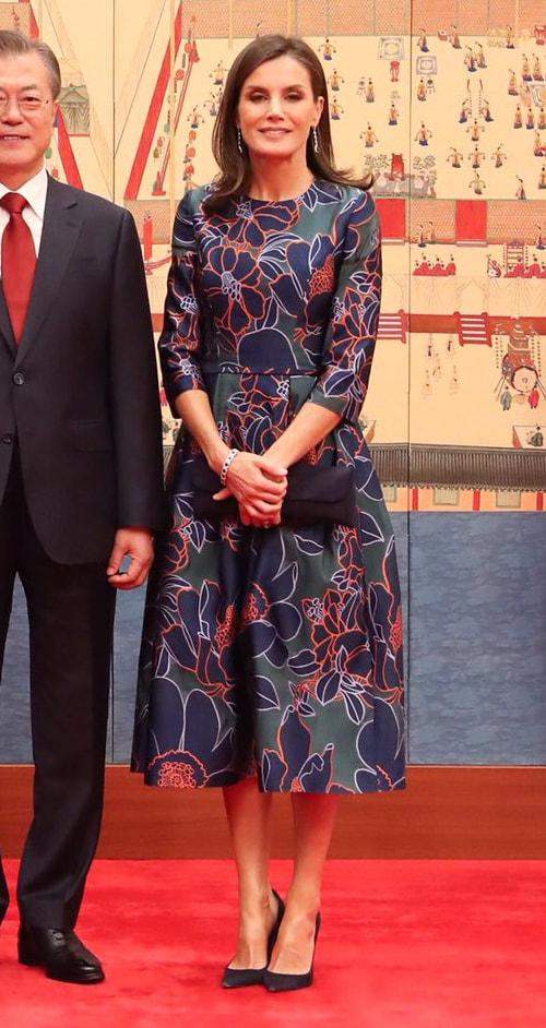 queen-letizia-wears-carolina-herrera-peacock-floral-print-dress_orig.jpg