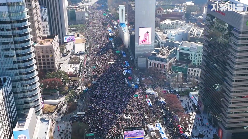 윤석열 대통령 탄핵 반대 광화문 역대급 모였다! 드론영상 South Korean President's Anti-Impeachment Rally (drone footage).mp4_000008575.png
