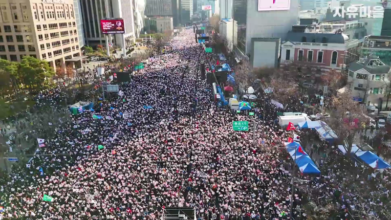 윤석열 대통령 탄핵 반대 광화문 역대급 모였다! 드론영상 South Korean President's Anti-Impeachment Rally (drone footage).mp4_000146079.png