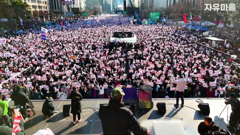 윤석열 대통령 탄핵 반대 광화문 역대급 모였다! 드론영상 South Korean President's Anti-Impeachment Rally (drone footage).mp4_000311077.png