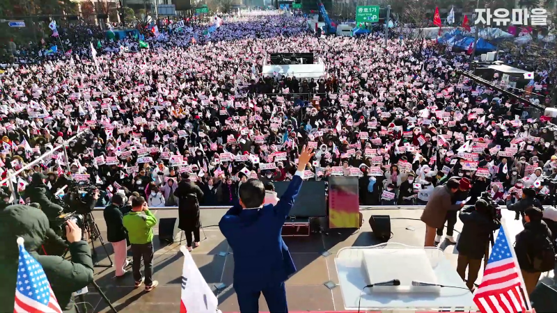 윤석열 대통령 탄핵 반대 광화문 역대급 모였다! 드론영상 South Korean President's Anti-Impeachment Rally (drone footage).mp4_000373406.png