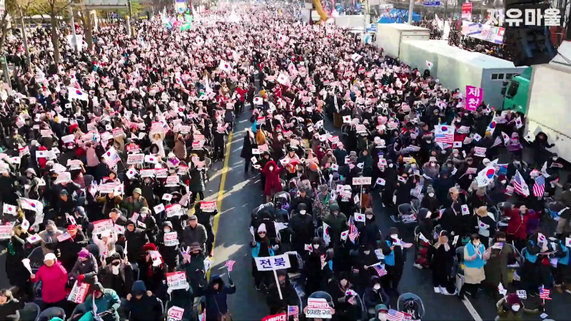 윤석열 대통령 탄핵 반대 광화문 역대급 모였다! 드론영상 South Korean President's Anti-Impeachment Rally (drone footage).mp4_000558190.png
