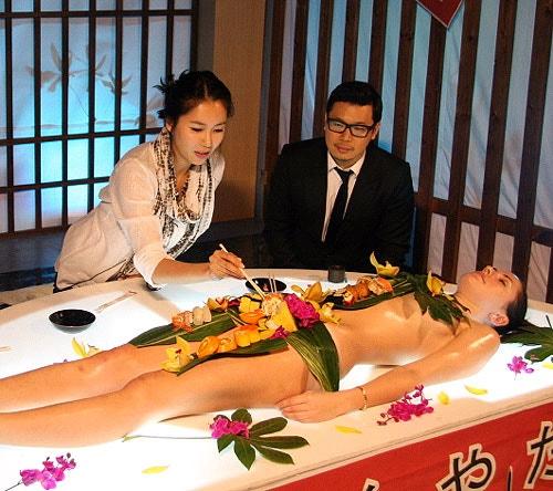 naked_sushi1_yun2701.jpg