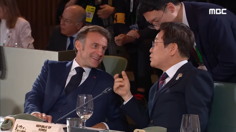 [뉴스 '꾹'] '윙크·엄지척' 보낸 마크롱..G7 회의 중계영상 '포착'  (2025.06.18_MBC뉴스) 1-0 screenshot.png