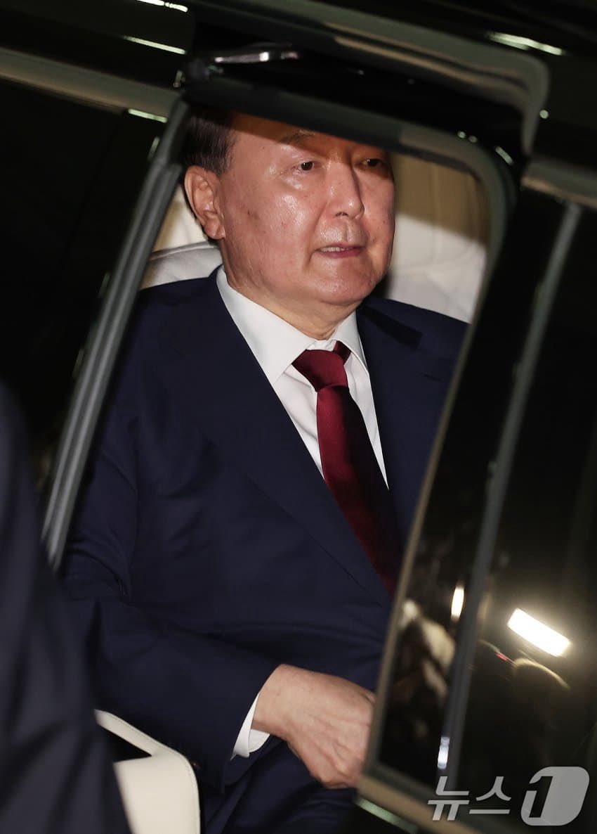윤석열 조사 귀가.jpg