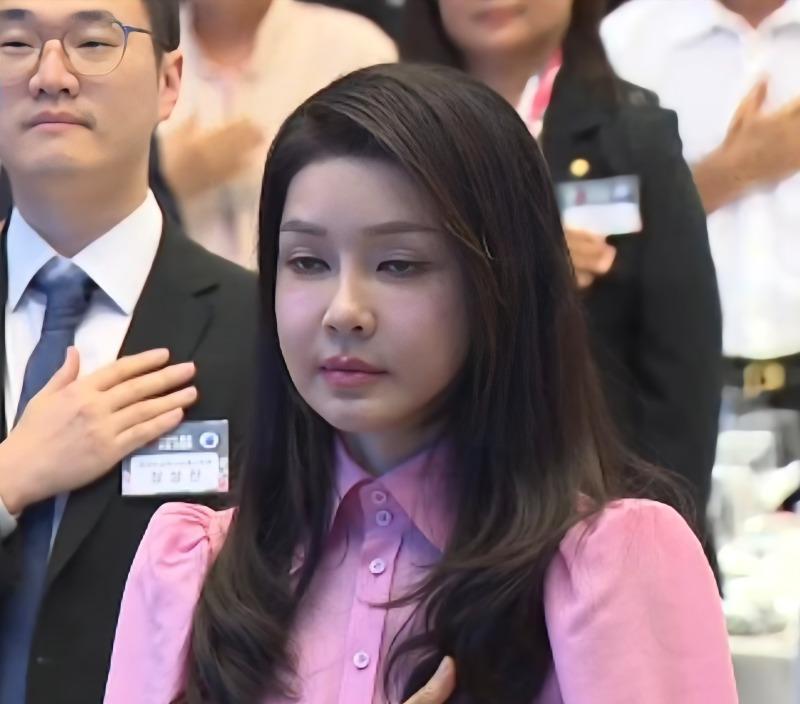 김건희 풀린 눈.jpg