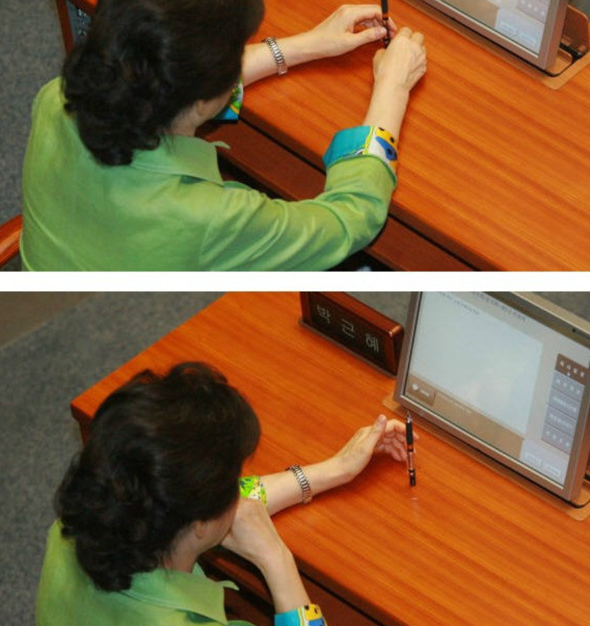박근혜 볼펜 세우기.png