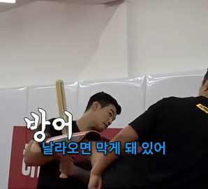 야구 방망이 든 상대도 아무 문제 없는 김동현 (480p).mp4_000005966.png