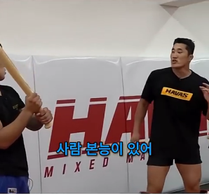야구 방망이 든 상대도 아무 문제 없는 김동현 (480p).mp4_000002600.png